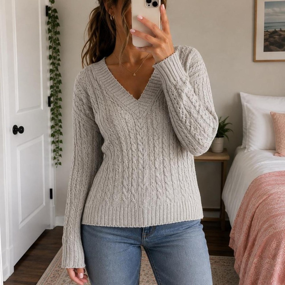 Old Navy cream cable knit V-neck sweater 🤍
